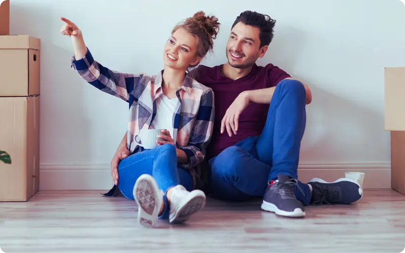 Paar beim Wohnungswechsel